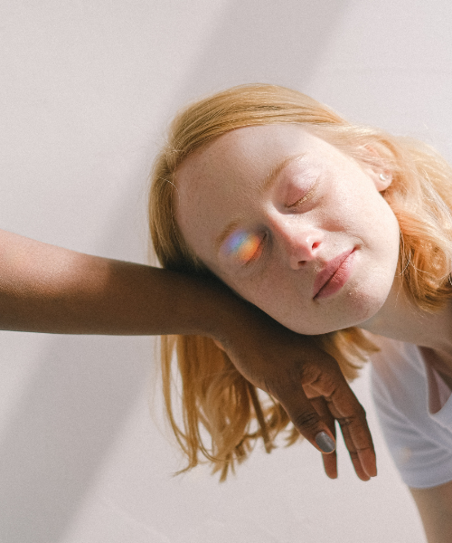 Niña pelirroja para ilustrar un caso de éxito de IsauraMedia.