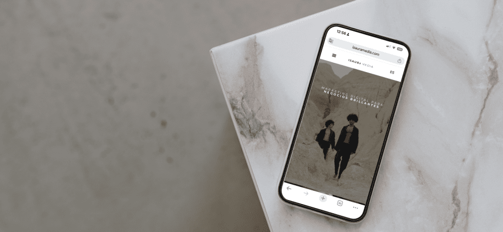 Un móvil en la homepage de Isauramedia para ilustrar un texto sobre Señales de que tu agencia de redes sociales falla en resultados.