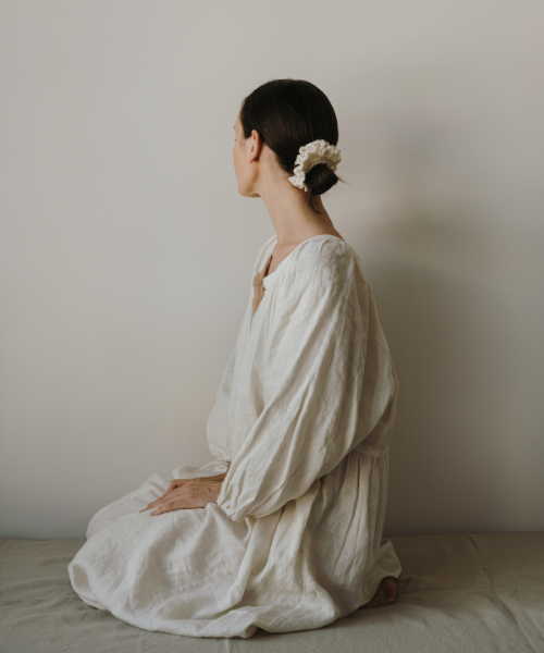 Una mujer posando con un vestido blanco para ilustrar un texto sobre Señales de que tu agencia de redes sociales falla en resultados.