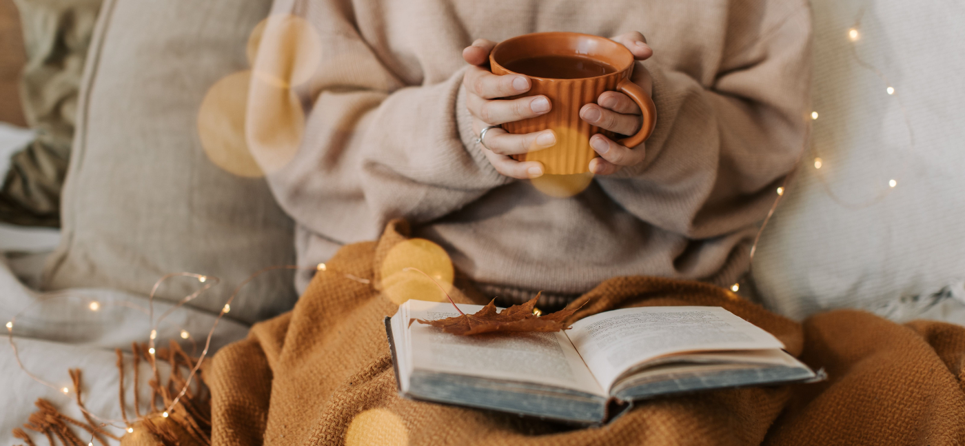 chica con té leyendo